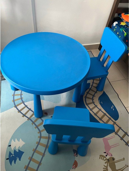 Ikea 어린이 책상과 의자.jpg